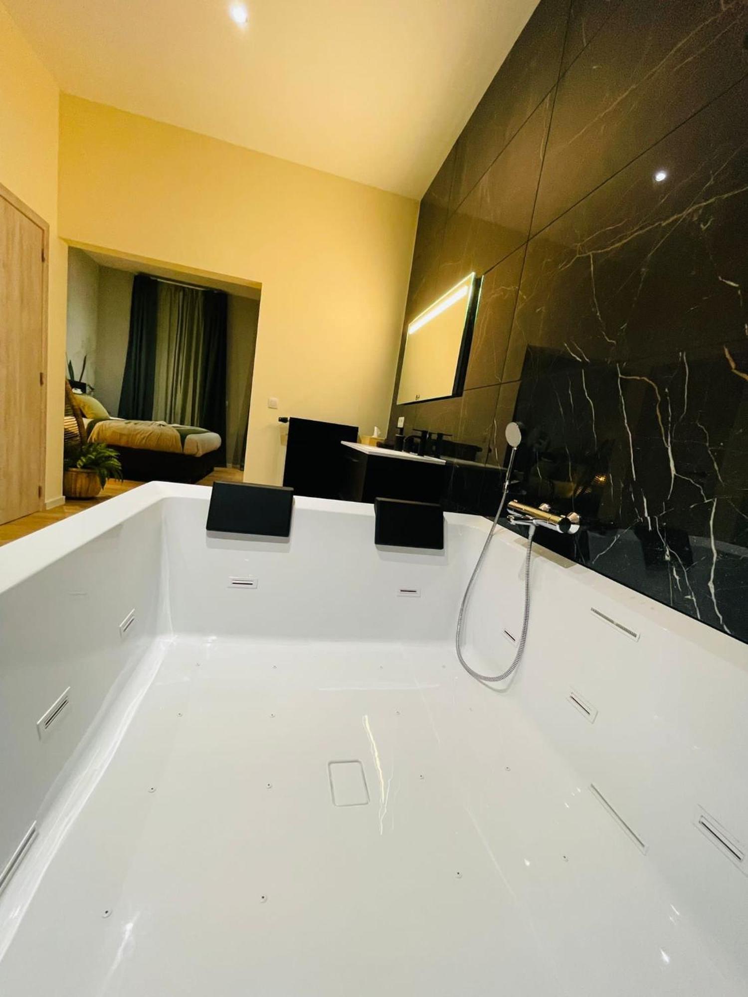 Appartement Exotique Avec Bain Balneo Liege Ngoại thất bức ảnh