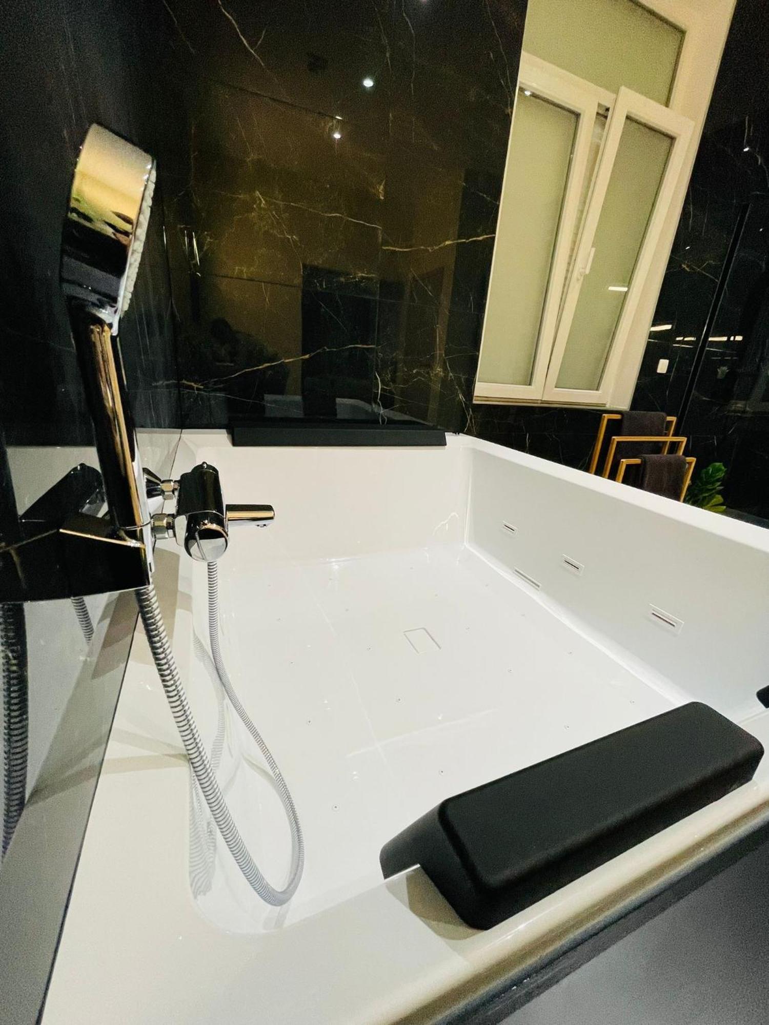 Appartement Exotique Avec Bain Balneo Liege Ngoại thất bức ảnh
